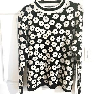 Knit floral print sweater.